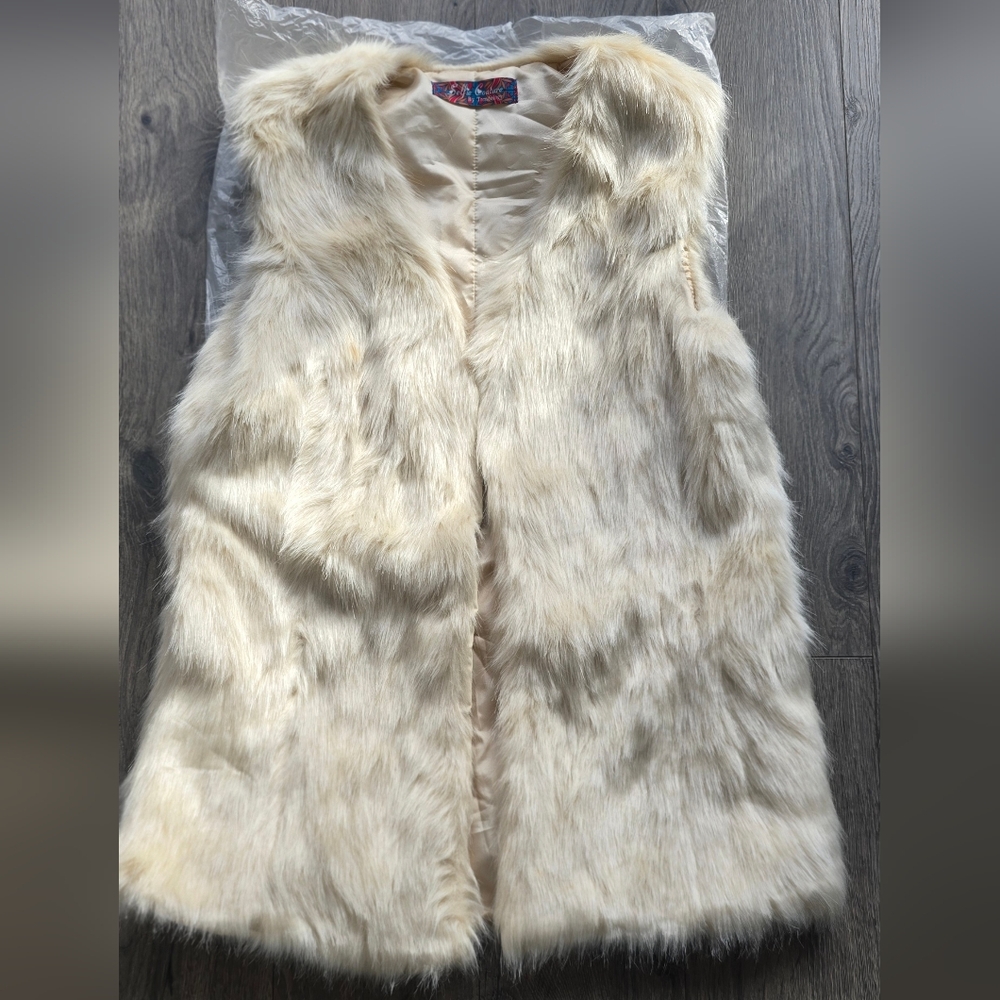 Selfie Couture-Faux Fur Vest-S
